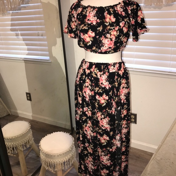 Dresses & Skirts - Two Piece floral skort outfit - Worn Once